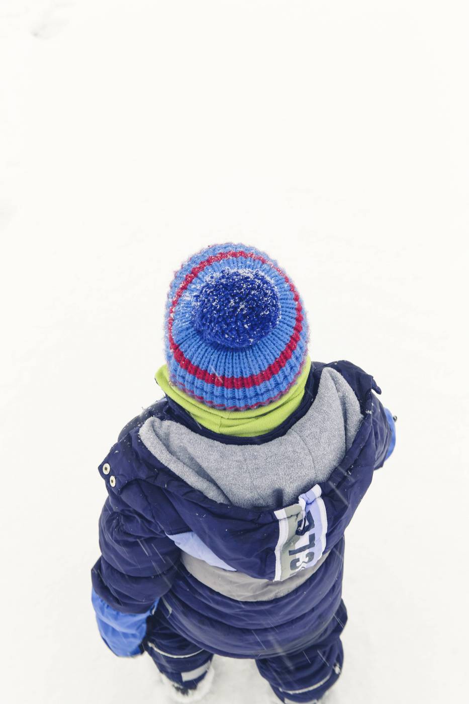 boy discover winter snow/ picture