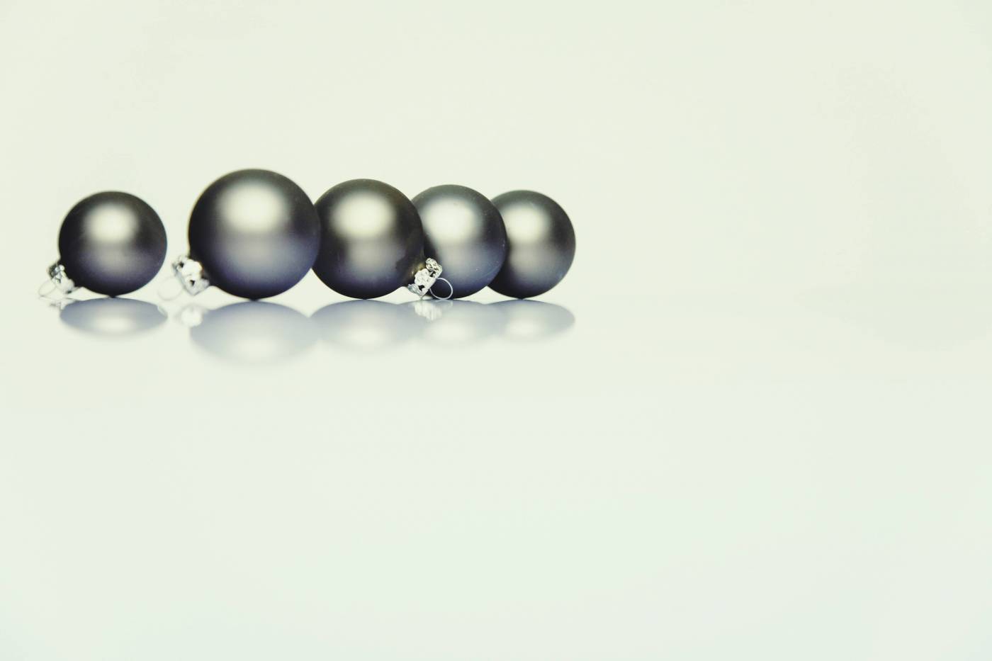 silver christmas balls/ picture