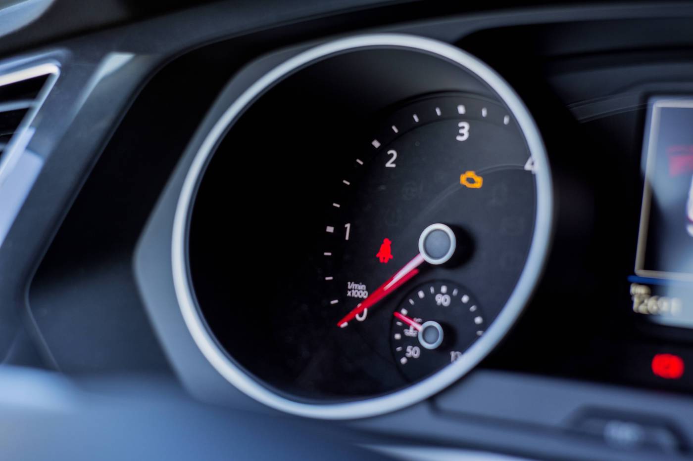 speed indicator car cockpit/ picture