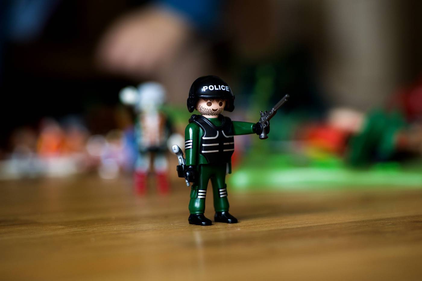 toy playmobil police man/ picture