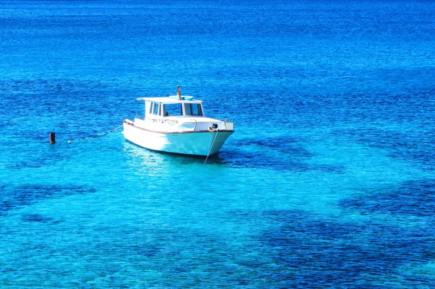 Boat in Serene Sea: Stunning Waterscape Photography picture