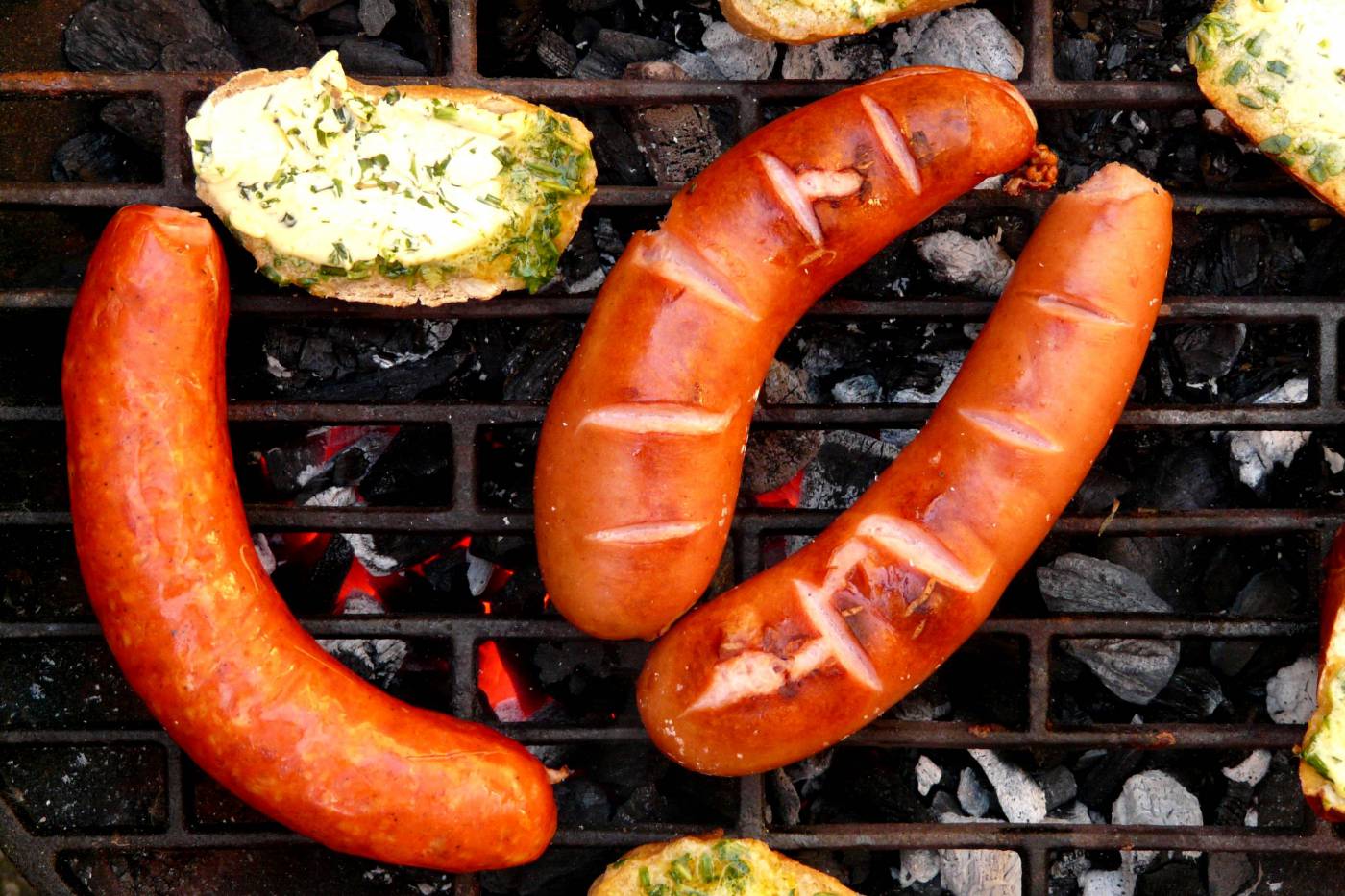 Barbecue Sausages & Bread: Perfect Summer Grill Feast picture