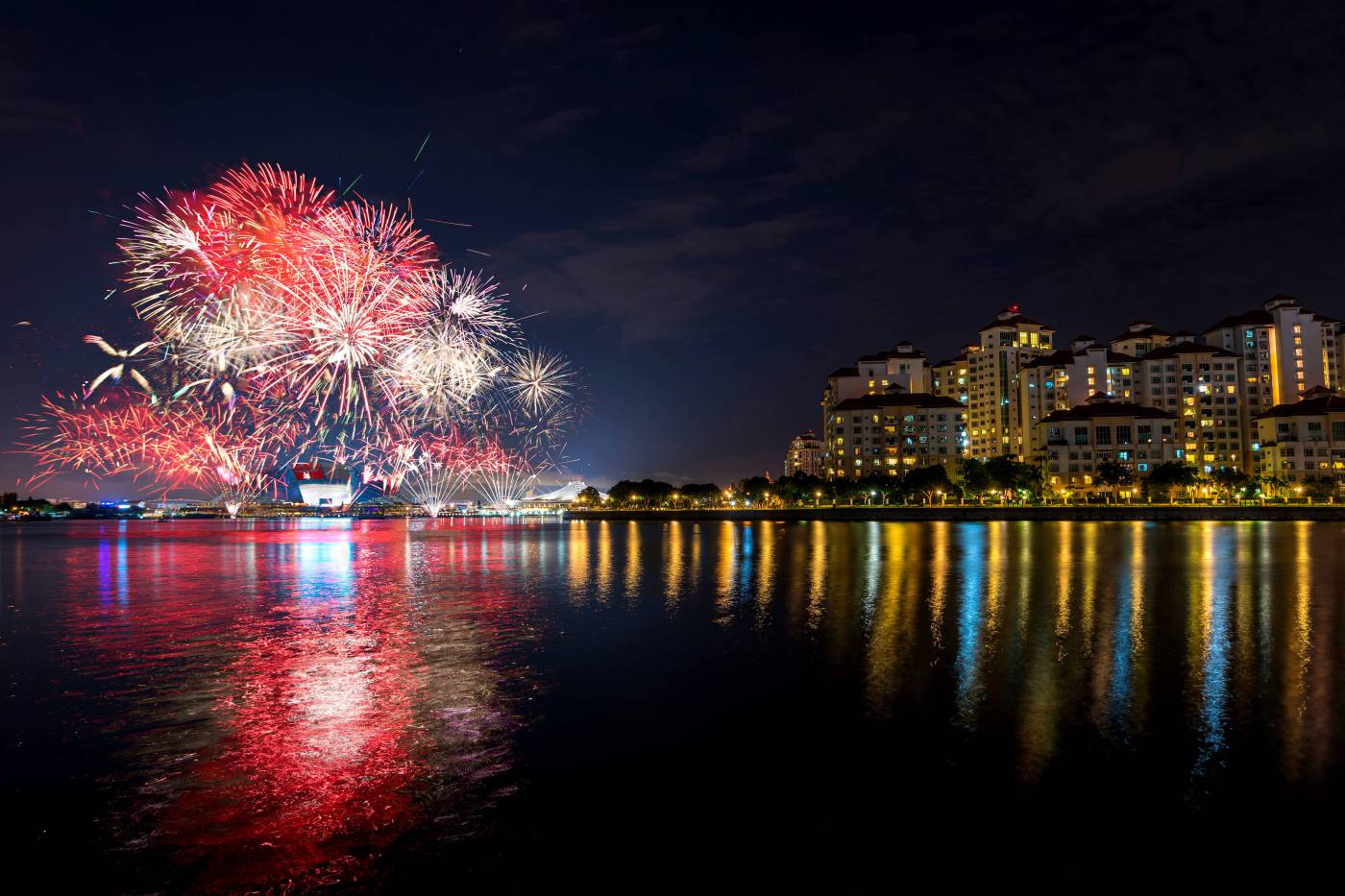 Singapore Fireworks Spectacular Over Marina Bay picture