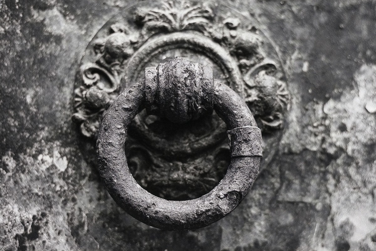 hartford rusted colonial era door knocker macro 1cc45a38 2a12 4344
