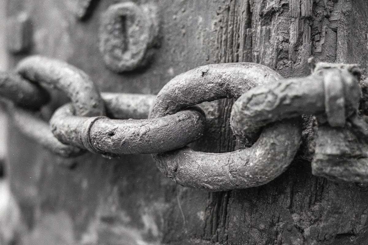 louis rusted chain link river dock macro 3fe664ad 391f 4013