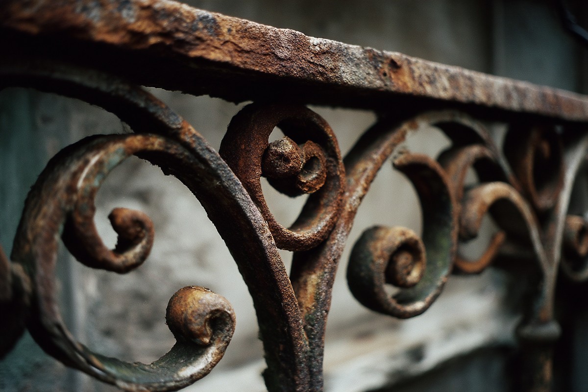 new orleans rusty wrought iron balcony scrolls mac 4ecb83b0 4f2f