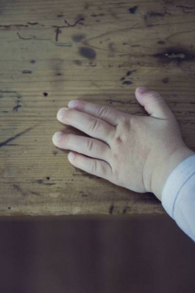 child kid arm finger/