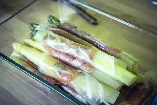 fresh bio asparagus with ham/