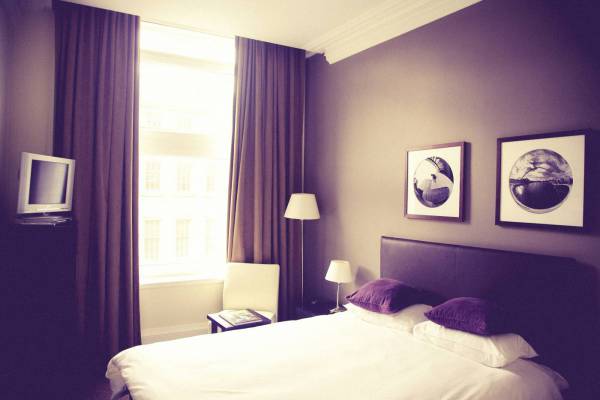 hotel sleeping room/