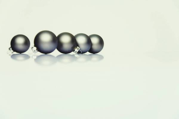silver christmas balls/